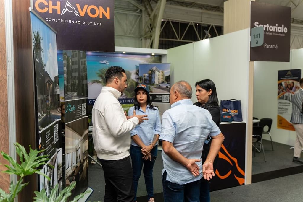 Profesionales inmobiliarios en reunión