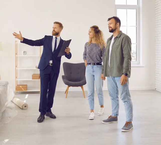 Agente inmobiliario mostrando apartamento a pareja